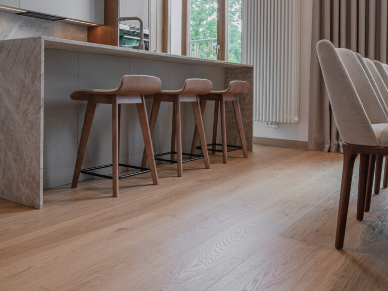 podłoga drewniana Scheucher WOODflor WF222 oraz drzwi ukryte MORIC i loft