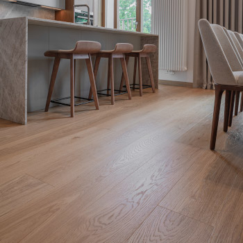 podłoga drewniana Scheucher WOODflor WF222 oraz drzwi ukryte MORIC i loft
