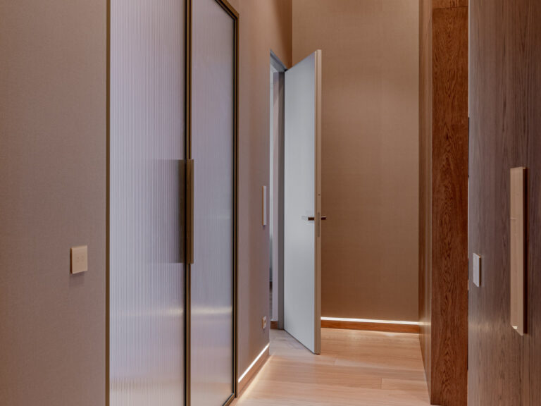 podłoga drewniana Scheucher WOODflor WF222 oraz drzwi ukryte MORIC i loft