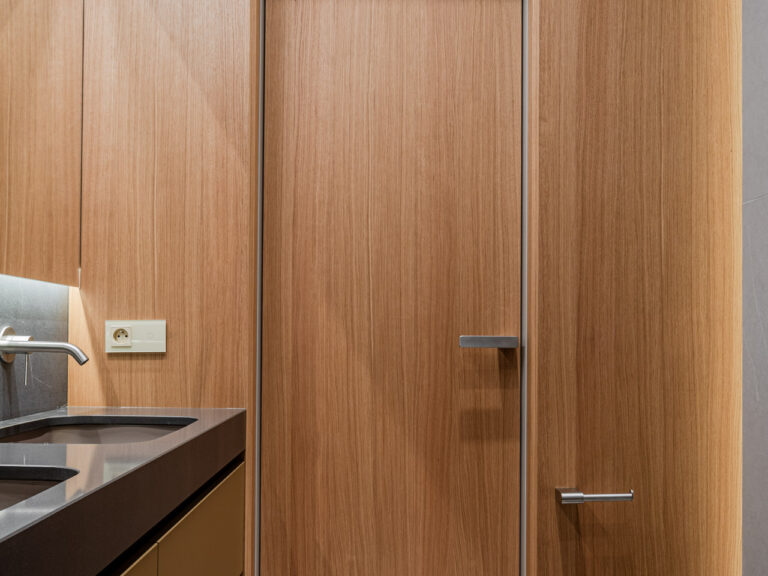 podłoga drewniana Scheucher WOODflor WF222 oraz drzwi ukryte MORIC i loft