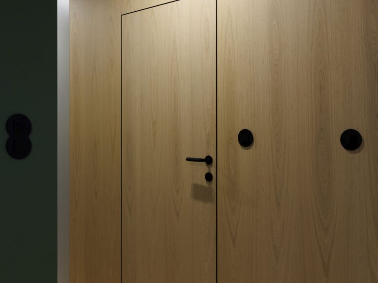 podłoga drewniana Scheucher WF182 Dąb Natur Perla i ukryte drzwi Moric z panelingiem