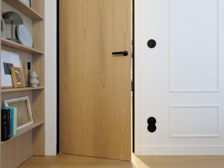 podłoga drewniana Scheucher WF182 Dąb Natur Perla i ukryte drzwi Moric z panelingiem