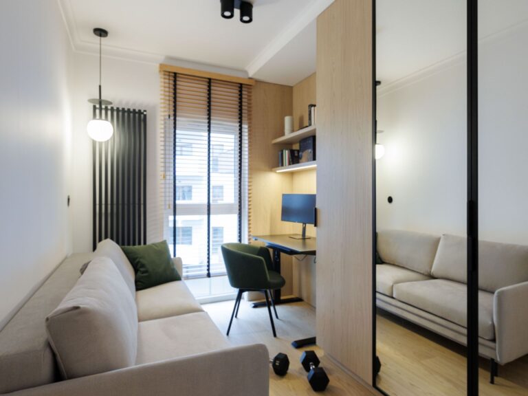 podłoga drewniana Scheucher WF182 Dąb Natur Perla i ukryte drzwi Moric z panelingiem