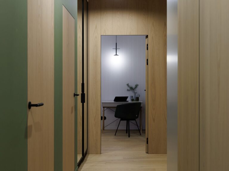 podłoga drewniana Scheucher WF182 Dąb Natur Perla i ukryte drzwi Moric z panelingiem