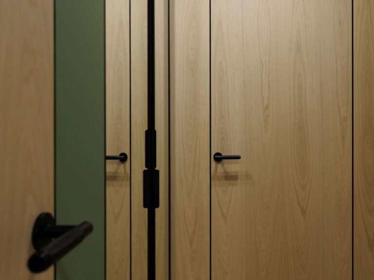 podłoga drewniana Scheucher WF182 Dąb Natur Perla i ukryte drzwi Moric z panelingiem