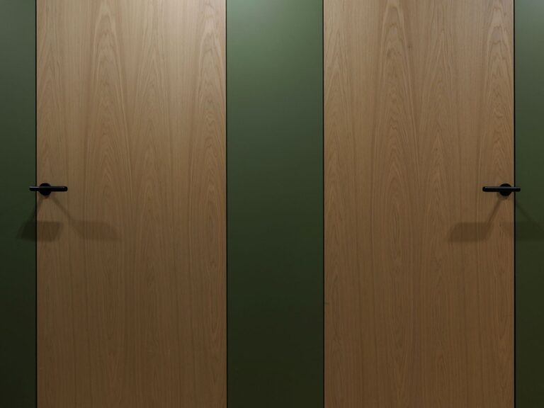 podłoga drewniana Scheucher WF182 Dąb Natur Perla i ukryte drzwi Moric z panelingiem