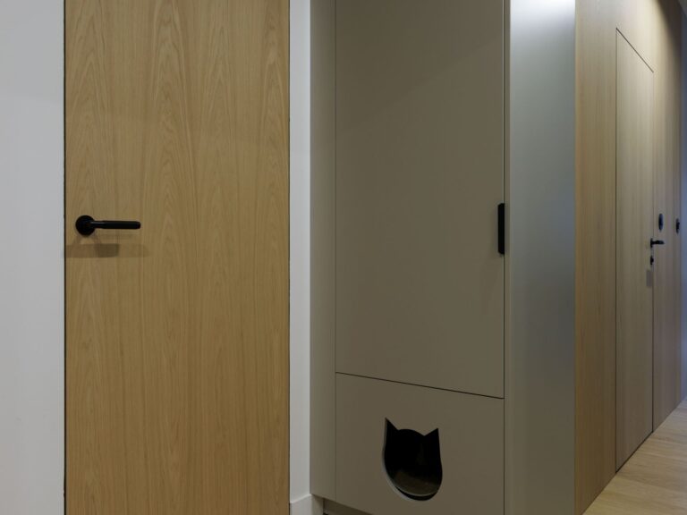 podłoga drewniana Scheucher WF182 Dąb Natur Perla i ukryte drzwi Moric z panelingiem