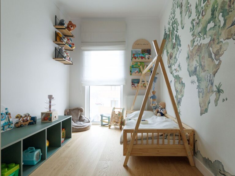 podłoga drewniana Scheucher WF182 Dąb Natur Perla i ukryte drzwi Moric z panelingiem