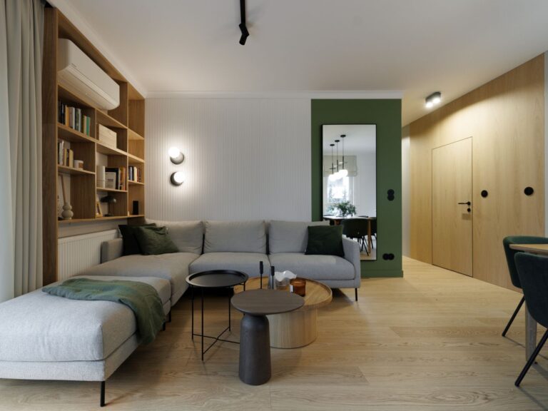 podłoga drewniana Scheucher WF182 Dąb Natur Perla i ukryte drzwi Moric z panelingiem